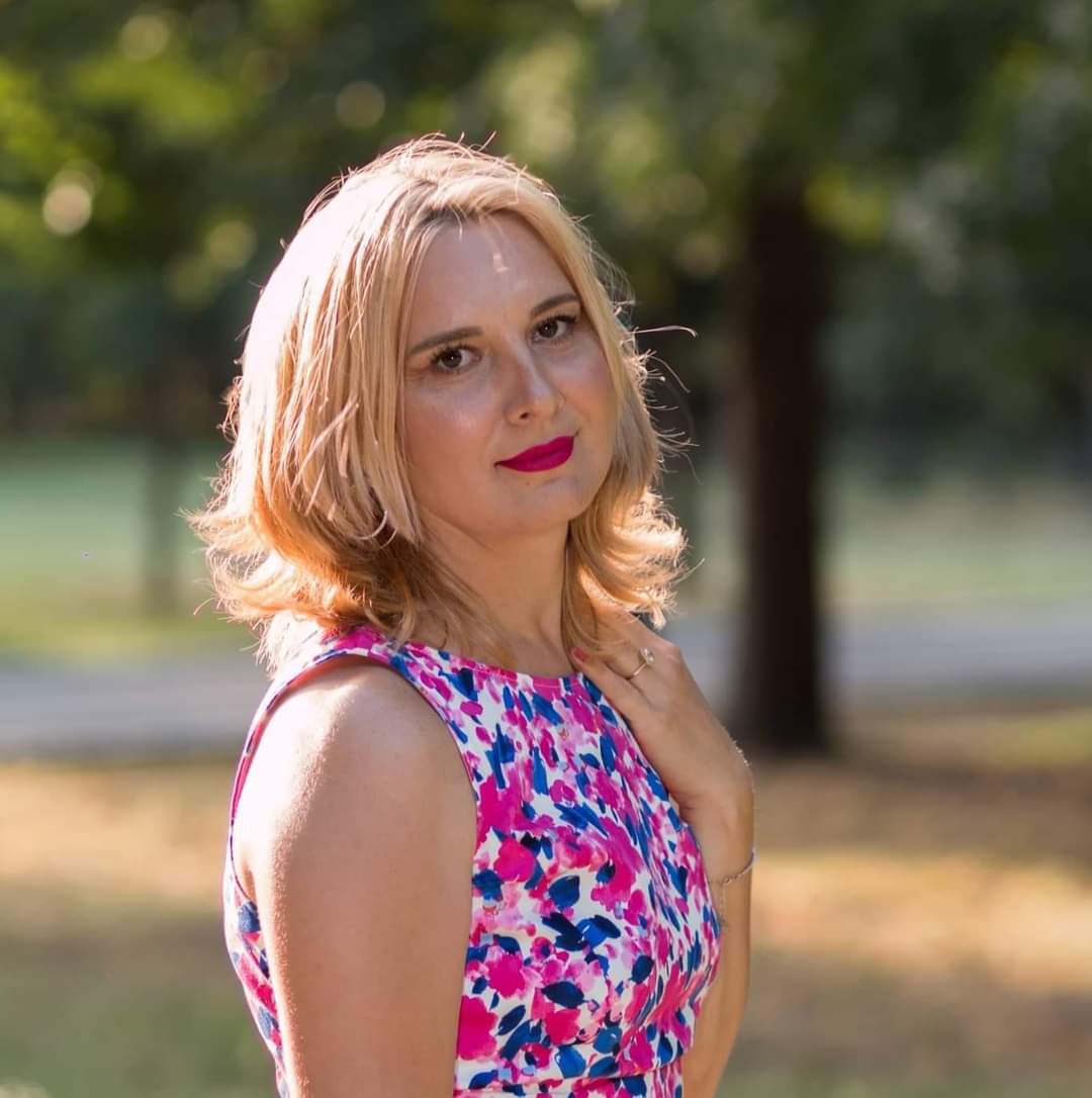 Alina Purcaru — creatrice della Guida Turistica Craiova City Break, fotografata nel Parco Romanescu