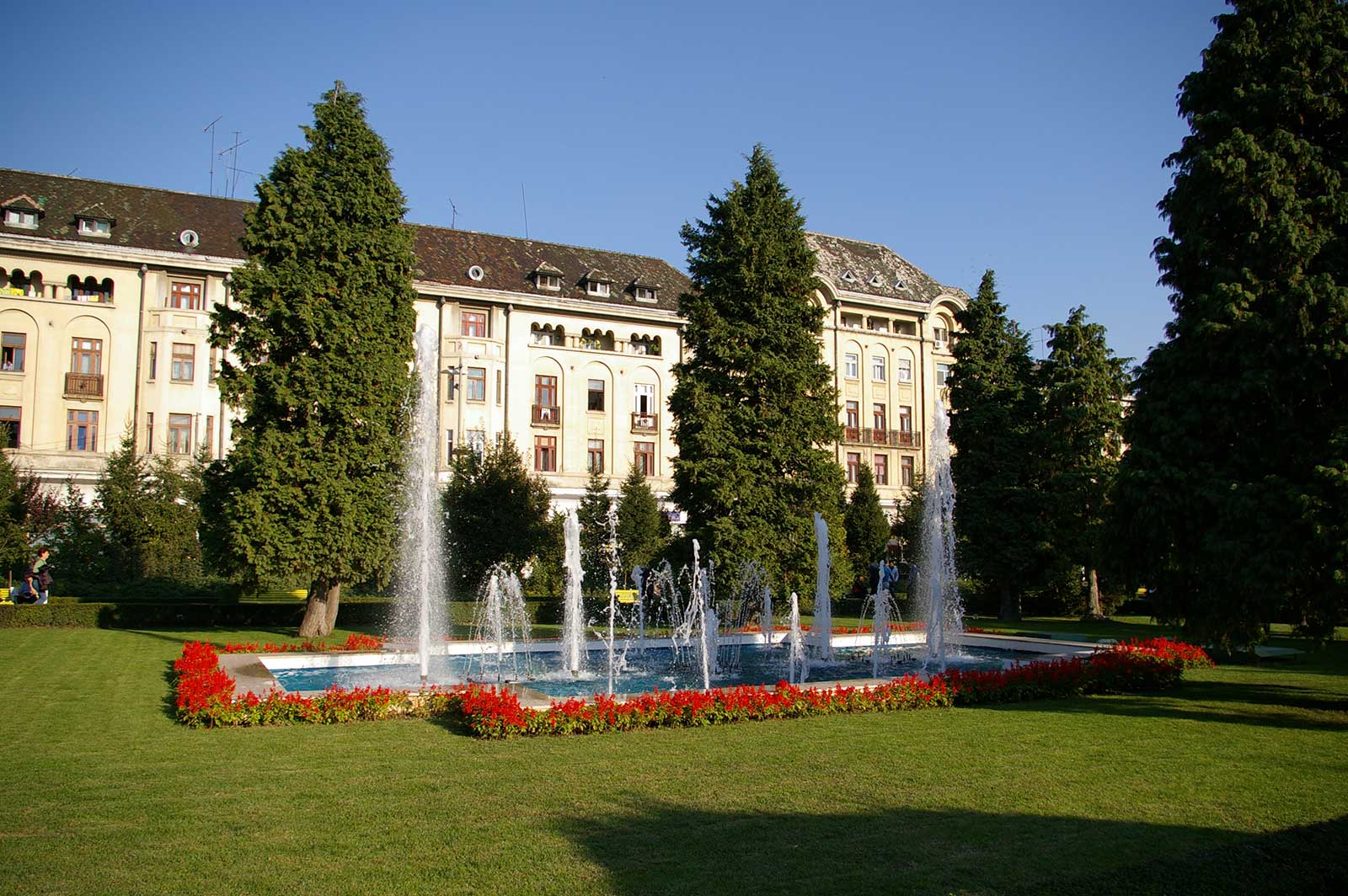 Енглески парк Крајова — симетрична енглеска башта испред Скупштине града, са поплочаним стазама, украсним грмљем и централном фонтаном