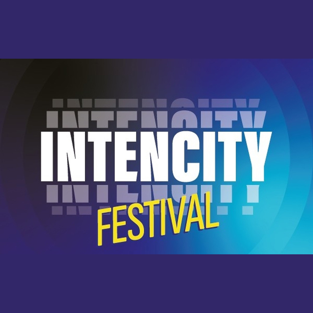 Фестивал Intencity Крайова — сцена със светлини и публика