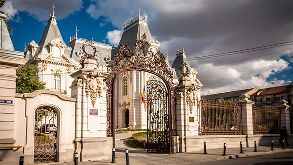 Intrarea in Muzeul de Arta Craiova