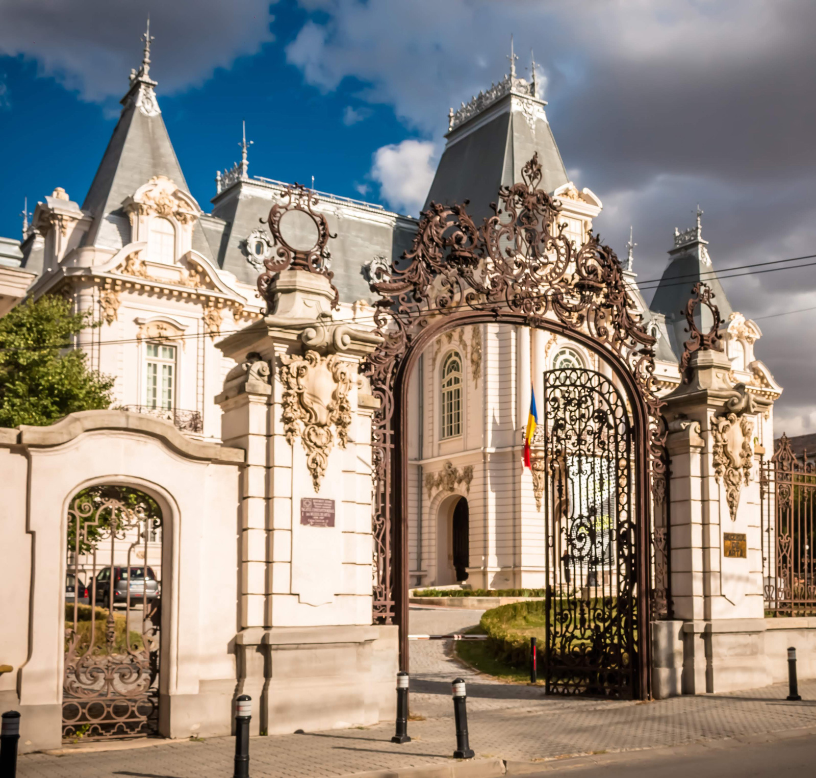 Intrarea în Muzeul de Artă Craiova — Palatul Jean Mihail, construit 1898–1907 de arhitectul Paul Gottereau