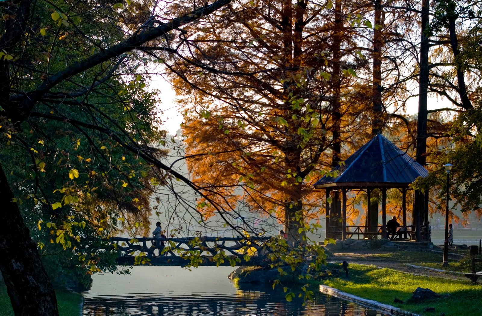 See und Hängebrücke im Nicolae-Romanescu-Park Craiova, entworfen von Édouard Redont im Jahr 1901