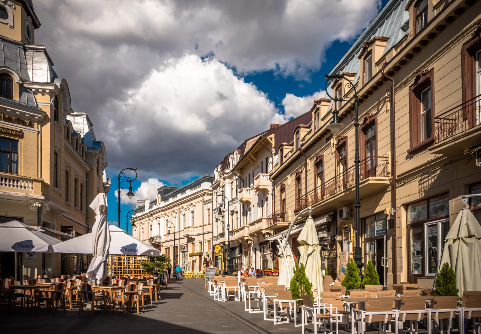 Площад Бузещи Крайова — историческа архитектура и градски живот